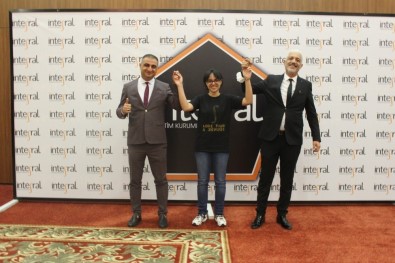 YKS Türkiye Birincisi Öğrenciye Altın Ödülü