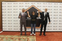 YKS Türkiye Birincisi Öğrenciye Altın Ödülü