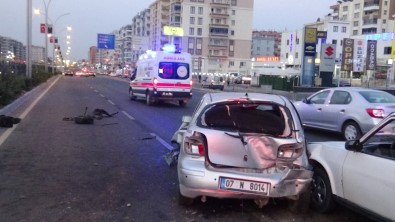 Diyarbakır'da Kadın Sürücü Başka Araç Tarafından Sıkıştırıldı Açıklaması 2 Yaralı