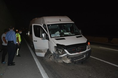 Lastiği Patlayan İşçi Servisi Bariyerlere Çarptı, Yolcular Burnu Bile Kanamadan Kurtuldu