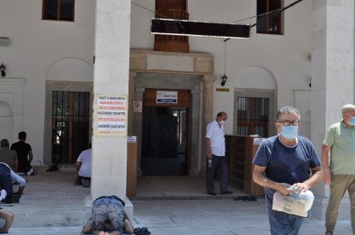 Marmaris Merkez Cami'de Sosyal Mesafeli Cuma Namazı