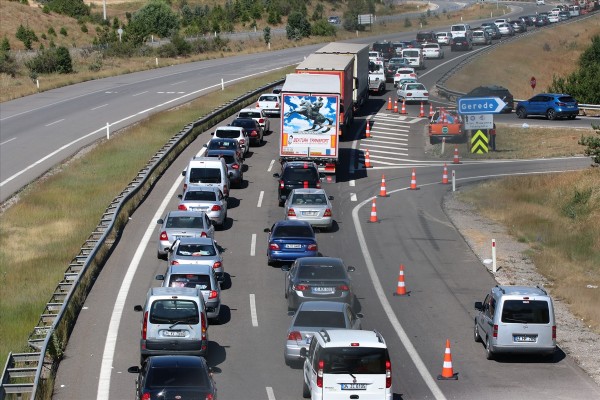 15 KM'lik kuyruk! Trafik durma noktasına geldi!