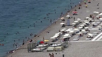 Antalya'da Sıcak Hava Ve Yüksek Nemden Bunalanlar Sahillerde Yoğunluk Oluşturdu