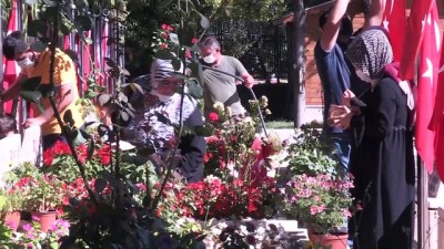 Başkentte Şehit Yakınları Ve Gazilerden Şehitliğe Bayram Ziyareti