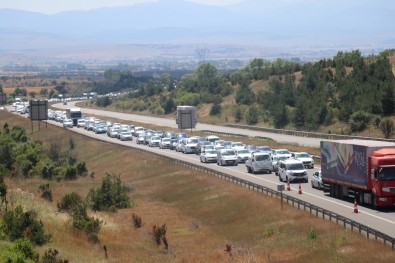Bolu'da Tatilcileri Taşıyan Araçlar Trafiği Durma Noktasına Getirdi