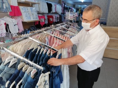 Her Bayram Gizliden Arayıp, 150 Çocuğa Bayramlık Alıyorlar