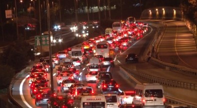 İstanbul'da Bayram Trafiği Gece Saatlerinde De Sürüyor