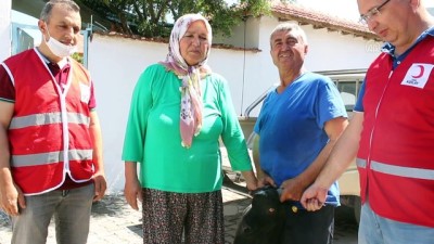 İzmirli Münevver Teyze Kurbanlık Keçisini Türk Kızılaya Bağışladı