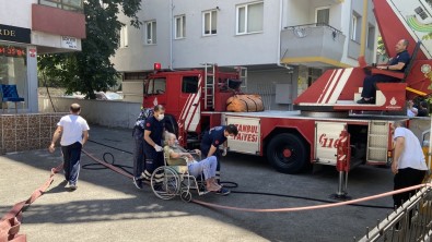 Kadıköy'de Yangından Bir Bebek Bir Yaşlı Vatandaş Son Anda Kurtarıldı