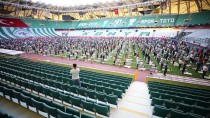 Konya'da Bayram Namazı Stadyumda Kılındı