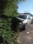 Minibüs İle Otomobil Çarpıştı Açıklaması 3 Yaralı