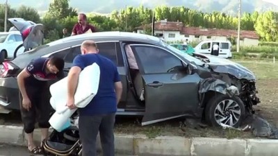Tokat'ta Hafif Ticari Araç İle Otomobil Çarpıştı Açıklaması 8 Yaralı