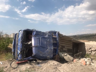 Aynı Yolda Önce Kamyon Devrildi, Sonra Otomobil Takla Attı Açıklaması 5 Yaralı