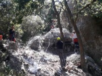 Bursa İznik'te Düşme Tehlikesi Bulunan Dev Kaya Çelik Tellerle Sarıldı
