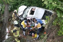 Dereye Uçan Otomobilde Can Pazarı Açıklaması 4 Yaralı