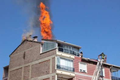 Karaman'da 5 Katlı Binanın Çatı Katında Korkutan Yangın
