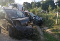 Kocaeli'de Hafif Ticari Araç İle Otomobil Çarpıştı Açıklaması 8 Yaralı