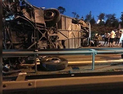 Otobüs devrildi! Otoyolda can pazarı!