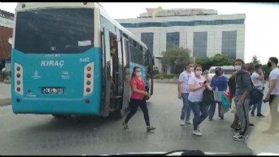 Esenyurt'ta fazla yolcu alan otobüs trafikten men edildi