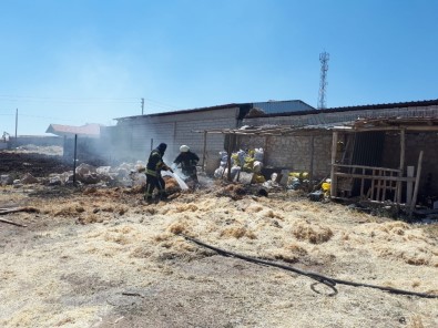 Karaman'da Saman Balyalarında Yangın Büyümeden Söndürüldü