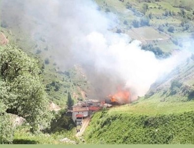 Artvin'in Yusufeli İlçesi Sahlepçiler Köyündeki Yangın Kontrol Altına Alınmaya Çalışılıyor