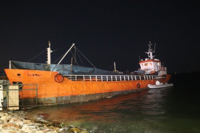 İzmir'de Bir Gemide 276 Sığınmacı Yakalandı