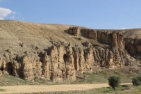 Karaman'daki Sıralı Kayalıklar Peri Bacalarını Anımsatıyor