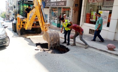 Tekirdağ'da Su Borusu Patlayınca Yol Çöktü