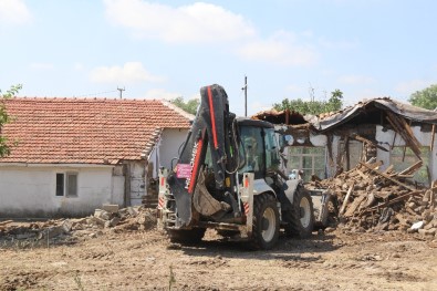 Ergene'de Metruk Binalar Yıkılıyor