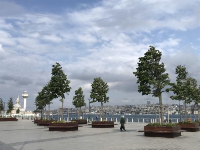 İstanbul'da Rüzgar Etkili Oldu Açıklaması Vatandaşlar Yürümekte Zorluk Çekti