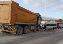 Kamyon İle İşçi Servisi Kafa Kafaya Çarpıştı Açıklaması 5 Yaralı