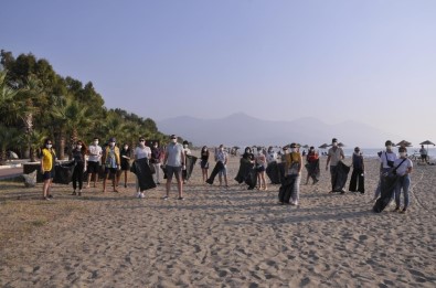 Kuşadası'nda Gönüllü Gençler Çevre Temizliği Yaptı