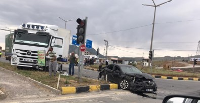 Tatvan'da Tır İle Otomobil Çarpıştı Açıklaması 2 Yaralı