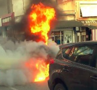 Alev Alan Otomobilin Sürücüsü Canını Zor Kurtardı