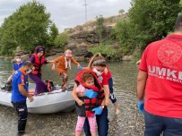 Baraj Kapaklarının Açılmasıyla Yükselen Suda Mahsur Kalan Vatandaşlar Kurtarıldı Haberi