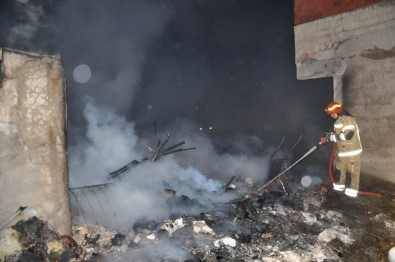 Barakada Çıkan Yangın 2 Ev Ve Bir İş Yerini Kullanılmaz Hale Getirdi