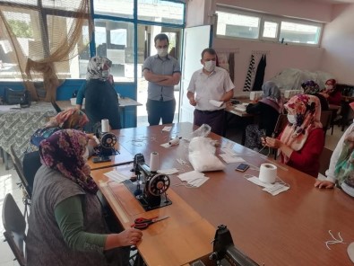 Derebucak'ta Gönüllü Usta Öğreticiler Ve Kursiyerler Koruyucu Maske Üretiyor