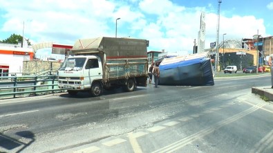 İstanbul'da İlginç Kaza Açıklaması Hasır Yüklü Kamyonun Kasası Yan Yattı