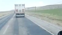 Kamyon Sürücüsü Ambulansa Yol Vermedi, Saatte 130 Kilometre Hızla Yarışa Girdi