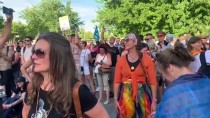 Almanya'da Kovid-19 Kısıtlamaları Başbakanlık Binası Önünde Protesto Edildi