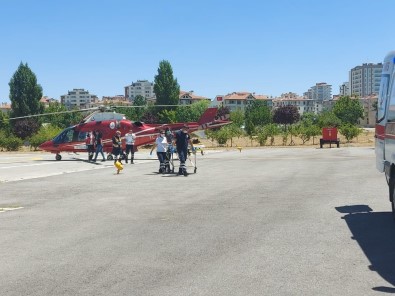 Uçuruma Yuvarlanan Otomobilin Sürücüsü Ambulans Helikopterle Şehir Merkezine Getirildi
