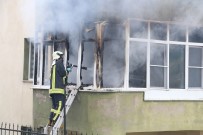 Apartmanın İkinci Katında Çıkan Yangında Ev Kullanılamaz Hale Geldi