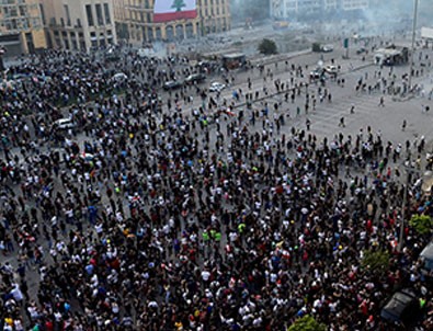 Beyrut’ta hükümetin istifa haberinden sonra gösteriler başladı!