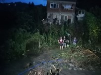 Rize'de Taşan Dere Suları Nedeniyle Evlerinde Mahsur Kalan 3'Ü Çocuk 7 Kişilik Aileyi AFAD Ekipleri Kurtardı