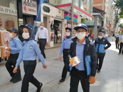 Temizliği Bahane Edip Maske Takmayan Esnafa Çocuk Zabıtadan Tepki Açıklaması 'Temizlik Bahane Değil Maskenizi Takın'