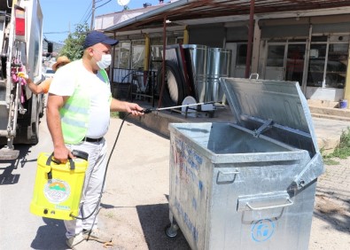 Toroslar'da Çöp Konteynerleri Dezenfekte Ediliyor