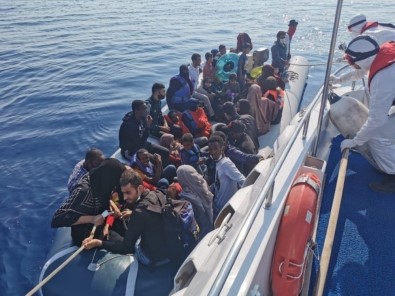 Kuşadası Körfezi'nde Yunanistan'ın Geri İttiği 40 Düzensiz Göçmen Kurtarıldı