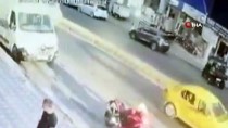 (Özel) Motosiklet Sürücüsü Otomobilin Altında Kalmaktan Son Anda Kurtuldu