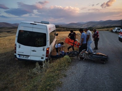 Şuhut'ta Minibüs İle Motosiklet Çarpıştı Açıklaması 1 Yaralı