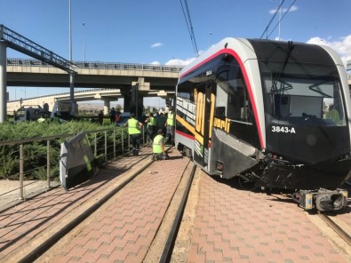Ticari Araçla Çarpışan Tramvay Raydan Çıktı Açıklaması 2 Yaralı